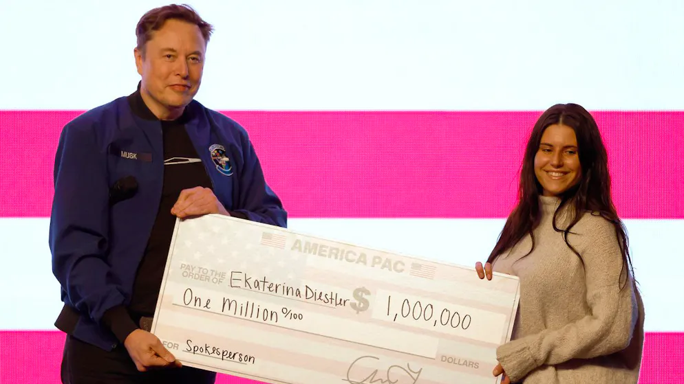 Vor der Wahl eines Richters für den Obersten Gerichtshof von Wisconsin überreichte Trump-Berater Elon Musk einen Scheck über eine Million US-Dollar an eine Anhängerin, die eine von ihm lancierte Petition unterstützt.