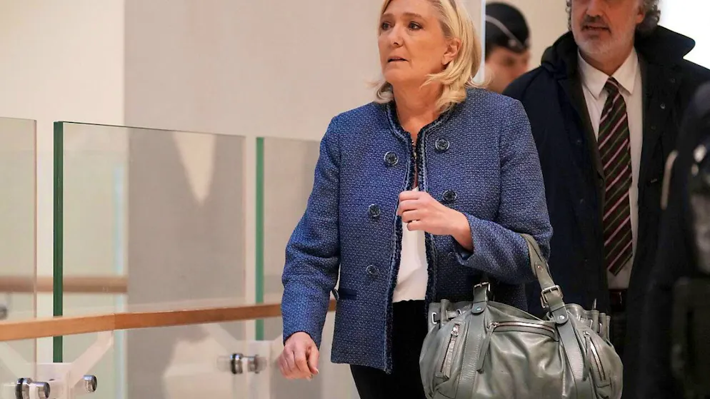 dpatopbilder - Die rechtsnationale französische Politikerin Marine Le Pen trifft vor einem Pariser Gericht ein. Foto: Thibault Camus/AP/dpa