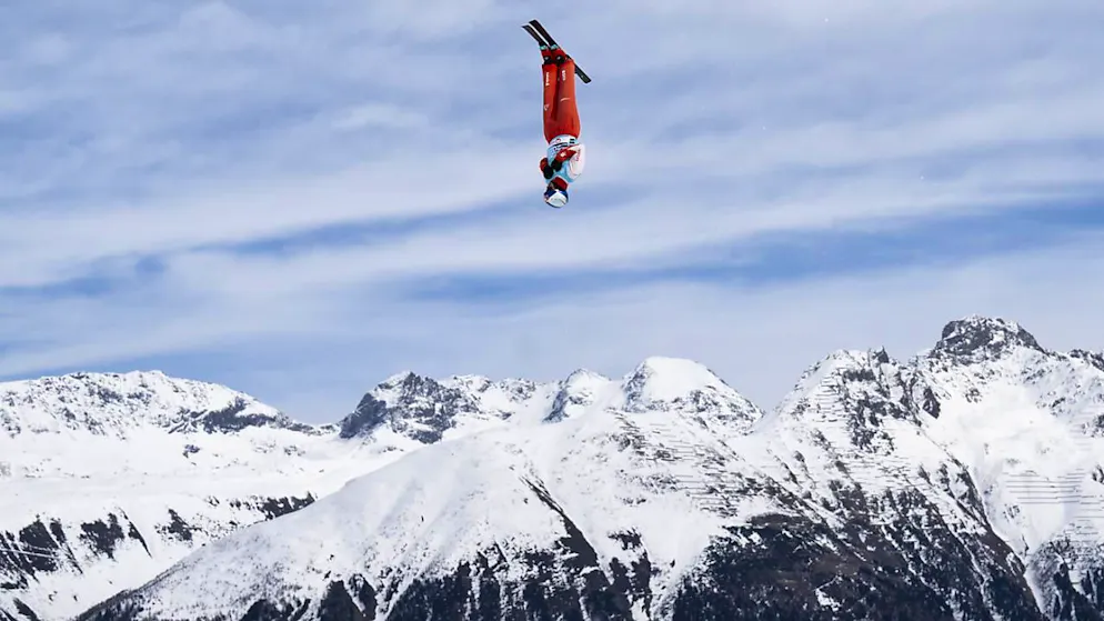 Die WM soll St. Moritz und dem Engadin einen neuen Spirit verleihen - Gallery. Kopfüber über den Engadiner Gipfeln: Noé Roth ist das Mass der Dinge auf der Aerials-Schanze