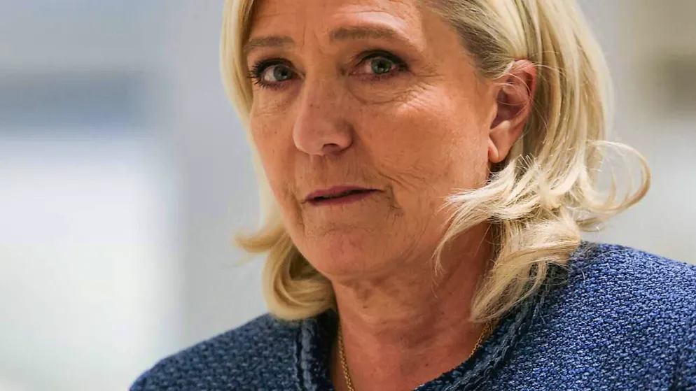 Die Fraktionsvorsitzende der französischen rechtsextremen Partei Rassemblement National (RN), Marine Le Pen, trifft vor dem Pariser Gericht ein. Foto: Alain Jocard/AFP/dpa
