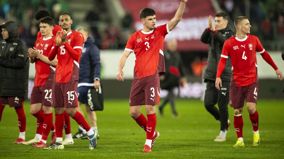 Albian Hajdari (Nummer 3) nach seinem Debüt für die A-Nati gegen Luxemburg.