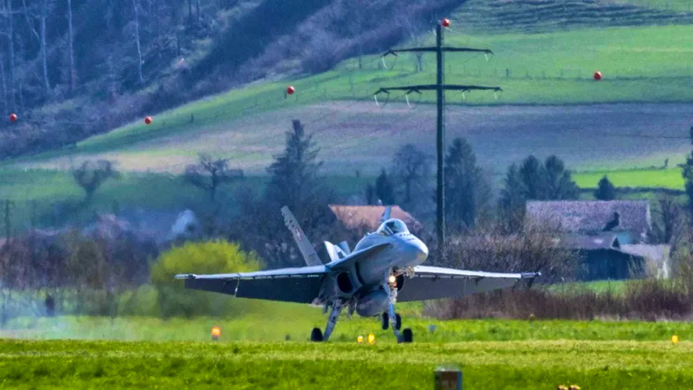 F/A-18 take-offs and landings at Bern-Belp Airport - Gallery. A Swiss Armed Forces F/A-18 fighter aircraft lands at Bern-Belp Airport. The Defence Group wants to use it to test the ability to decentralize its air defence assets.