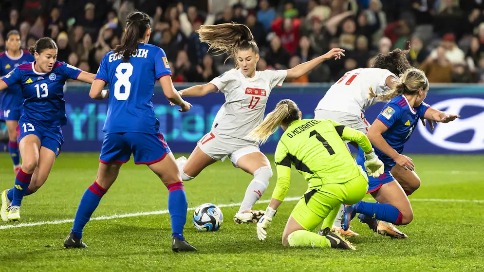 An der WM 2023 trifft Seraina Piubel im Auftakt-Spiel gegen die Philippinen zum 2:0-Endstand.