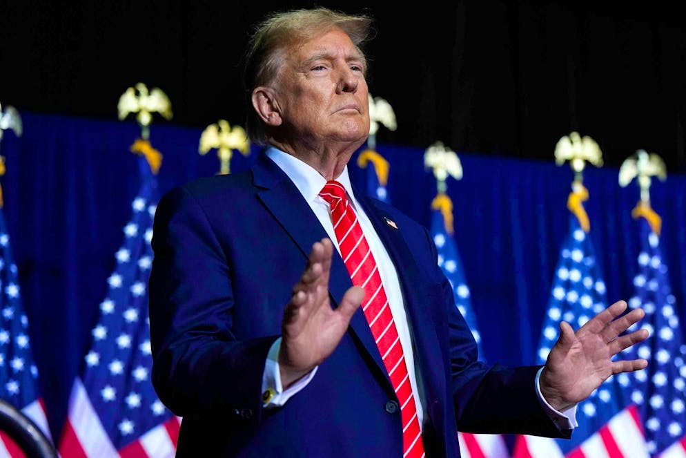 Le président américain Donald Trump a affirmé vouloir envoyer certains citoyens américains condamnés dans le gigantesque centre pénitentiaire du Salvador, suscitant de vives critiques juridiques et éthiques aux États-Unis.