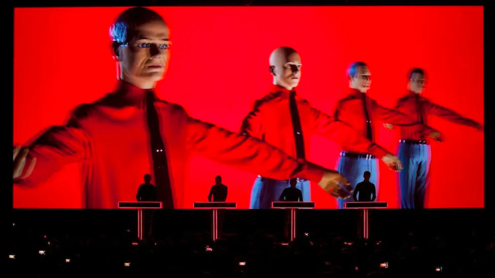 Kraftwerk bei einem Konzert am Montreux Jazz Festival von 2013. Nun kommt die Band Ende 2025 für ein audiovisuelles Konzert nach Bern. (Archivbild)
