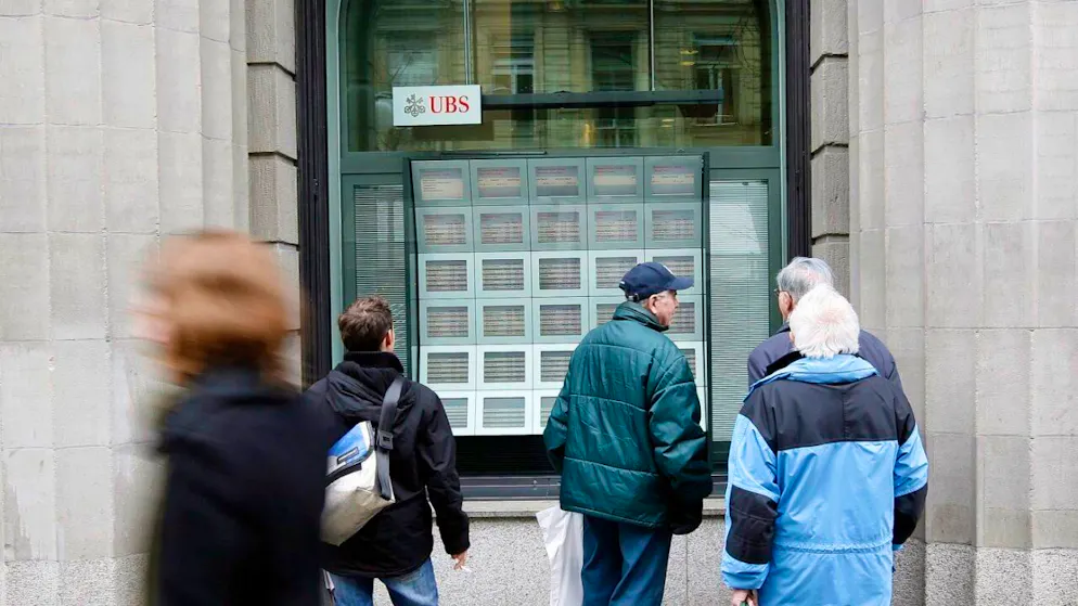 Passanten vor Bildschirmen mit den aktuellen Börsenkursen an der Zürcher Bahnhofstrasse. (Archivbild)