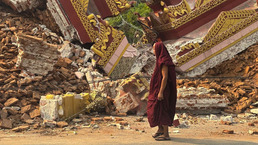 In Myanmar gehen nach dem Erdbeben die Leichensäcke aus - Gallery. Viele religiöse Gebäude wurden bei dem Beben zerstört.