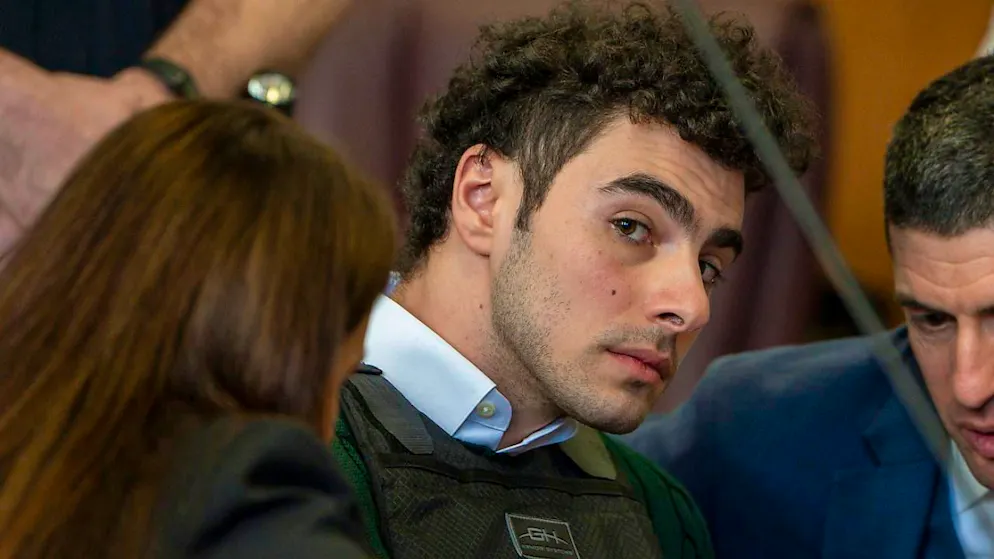 Luigi Mangione, accusato dell'omicidio di Brian Thompson, CEO di UnitedHealthcare, compagnia attiva nelle assicurazioni sanitarie