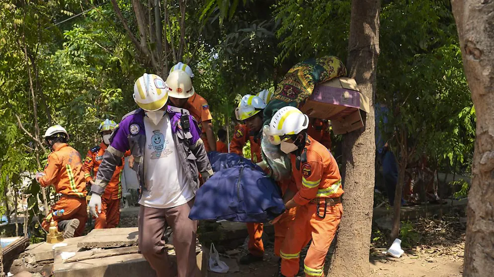 Soccorritori al lavoro a Naypyitaw,  in Myanmar