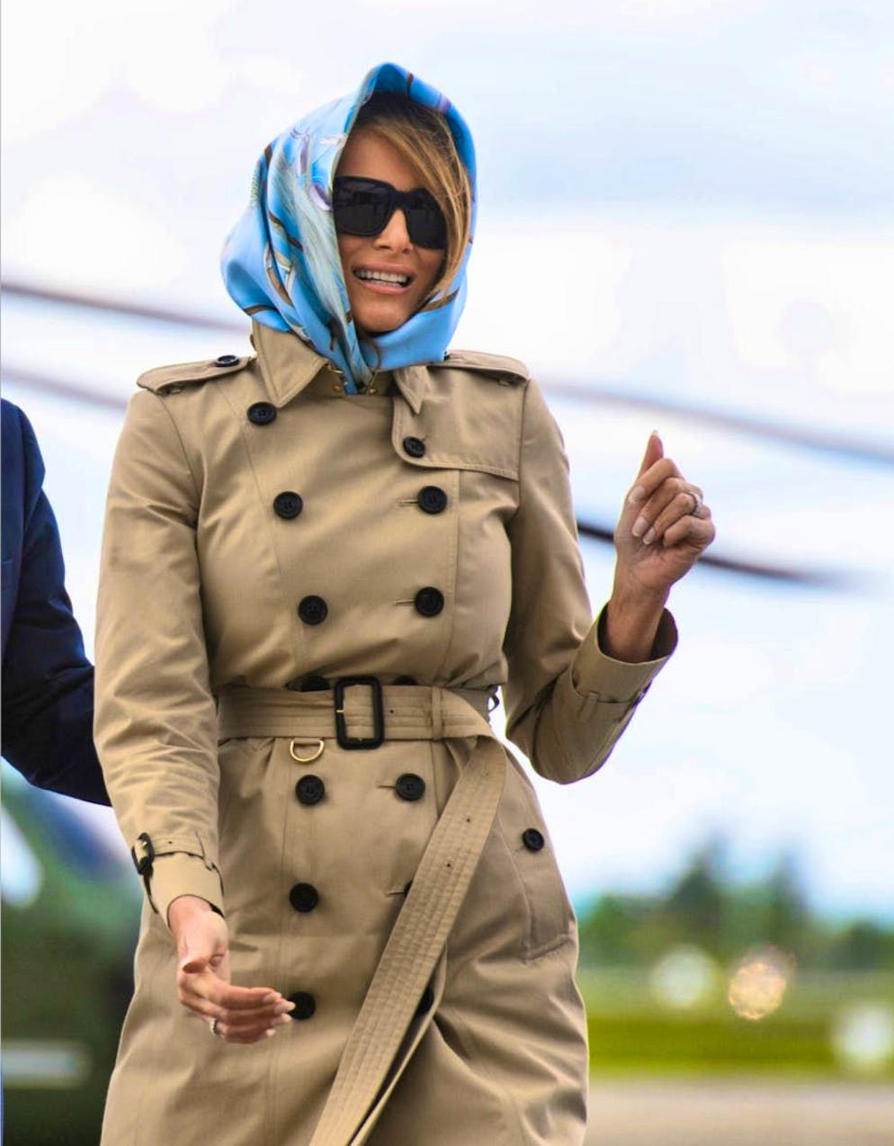 Le celebrità si ispirano all'icona di stile Jackie Kennedy. Il 7 giugno 2019, durante la visita dei coniugi Trump in Irlanda, Melania Trump ha indossato un completo alla Jackie Kennedy, con un trench e un foulard legato in testa.