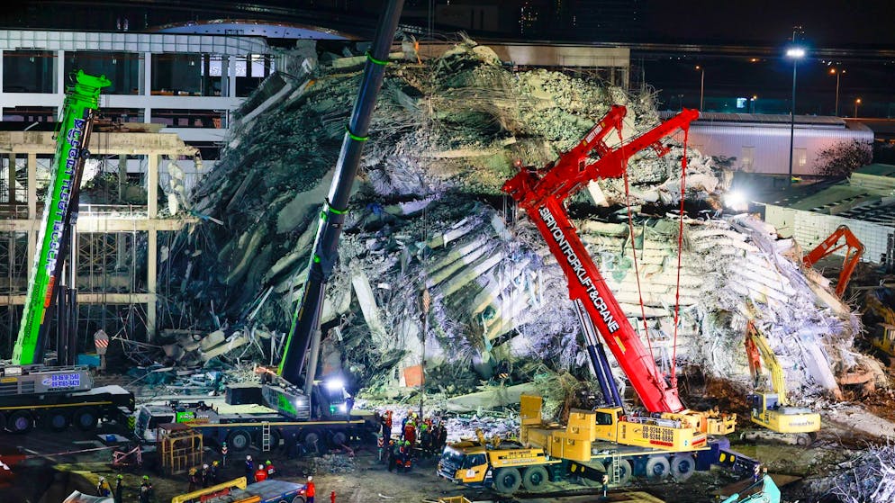 In Myanmar gehen nach dem Erdbeben die Leichensäcke aus - Gallery. Auch in Bangkok dauern die Sucharbeiten an.