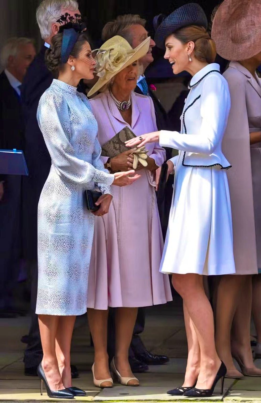 Le celebrità si ispirano all'icona di stile Jackie Kennedy. Al castello di Windsor, la regina Letizia ha fatto scalpore per il suo abito con maniche leggermente a sbuffo.