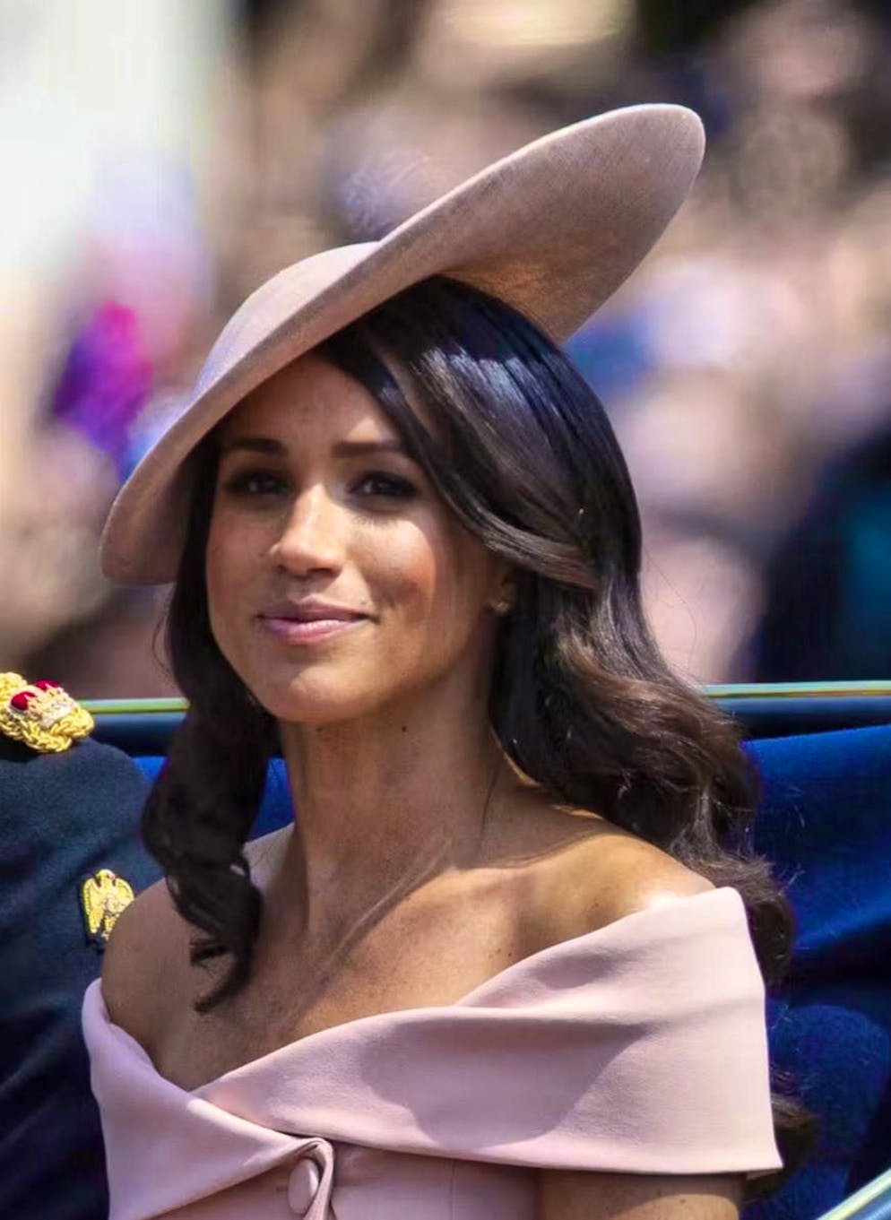 Le celebrità si ispirano all'icona di stile Jackie Kennedy. È uno stile riprodotto anche da Meghan Markle, che è apparsa sublime al Trooping the Colour del 2018 con un abito lungo fino alle spalle di Carolina Herrera.