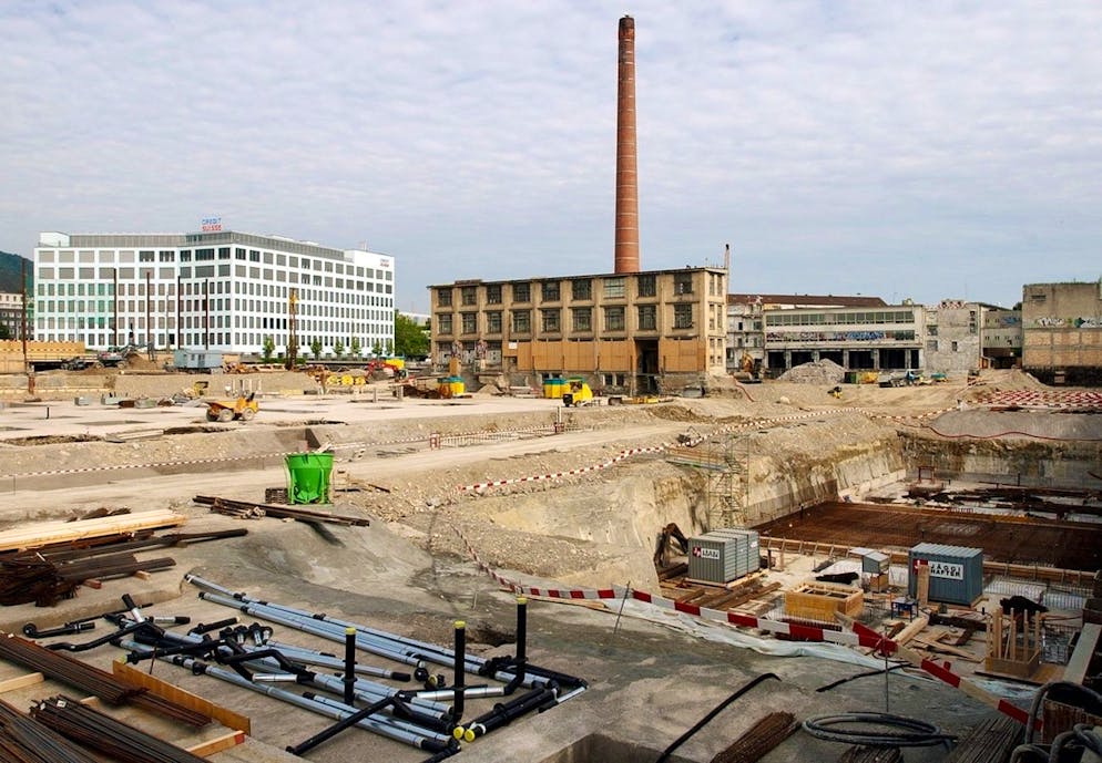 Das Ende vom Werk Giesshübel: Die Grossbaustelle Sihlcity mit dem markanten denkmalgeschützten Schornstein im Juni 2004.