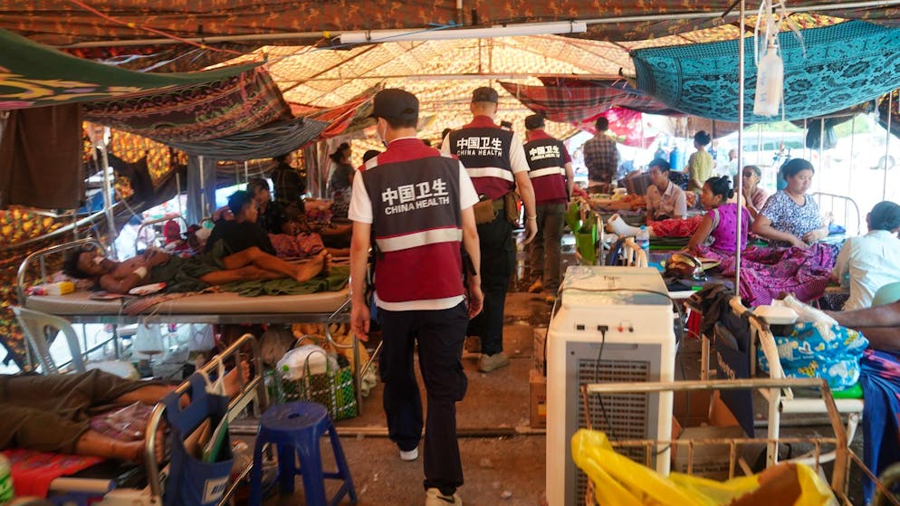 In Myanmar gehen nach dem Erdbeben die Leichensäcke aus - Gallery. Es wurden viele behelfsmässige Spitäler eingerichtet.