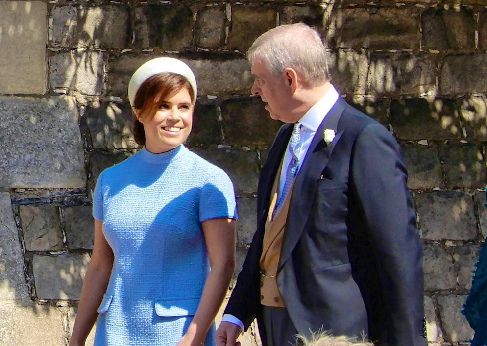 Le celebrità si ispirano all'icona di stile Jackie Kennedy. Per il matrimonio di Harry e Meghan del 19 maggio 2018, anche Eugenie d'York si è concessa un look alla Jackie Kennedy appropriandosi di un abitino blu dritto con scollo rotondo, che ha scelto di accessoriare con un tamburello, il copricapo che questa icona della moda anni '60 indossava in ogni occasione.