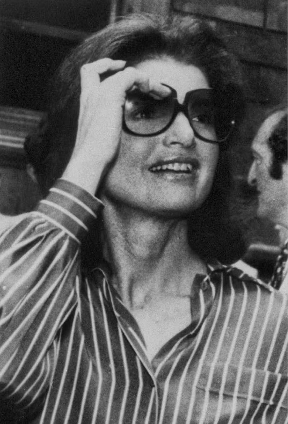 Le celebrità si ispirano all'icona di stile Jackie Kennedy. La camicia a righe era un capo stipite di Jackie O.