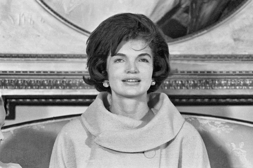 Le celebrità si ispirano all'icona di stile Jackie Kennedy. Jackie Kennedy optava spesso per questa tonalità di blu e per capi con colletto alto e rotondo.