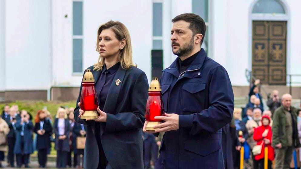dpatopbilder - HANDOUT - In this photo provided by the Ukrainian President's Press Office, Volodymyr Zelenskyi, President of Ukraine, and his wife, First Lady Olena Zelenska, carry candles to a memorial in memory of the victims of the Russian occupation. The residents of Balucha commemorate the third anniversary of the liberation of the city from Russian occupation. Photo: Volodymyr Petrov/Ukrainian Presidential Press Office via AP/dpa - ATTENTION: For editorial use only and only with full attribution of the above credit