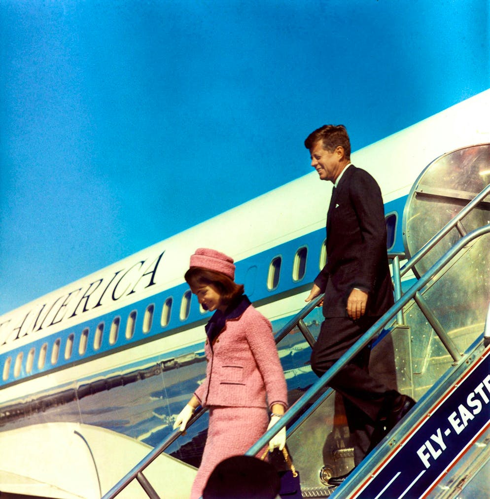 Le celebrità si ispirano all'icona di stile Jackie Kennedy. Il tailleur con gonna in tweed è uno degli abiti più caratteristici di Jackie Kennedy: l'11 ottobre 1962 lo indossò, accessoriato con tamburello e guanti, i suoi accessori chiave (insieme agli occhiali XXL e alla collana di perle).