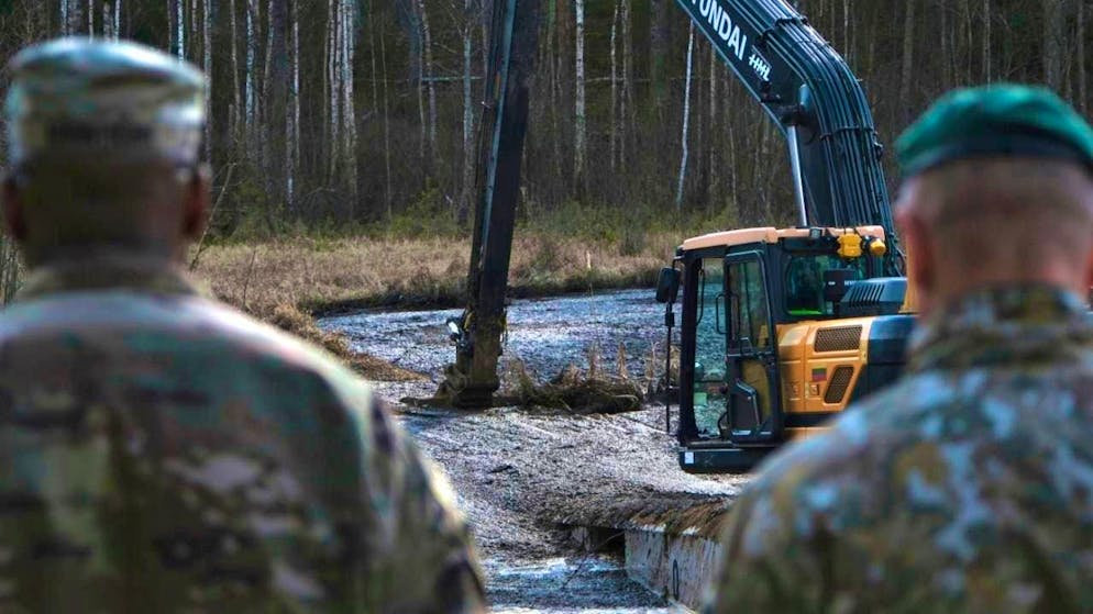 ARCHIVE - Observers at the recovery operation in Lithuania. Photo: Christopher Saunders/U.S. Army/dpa