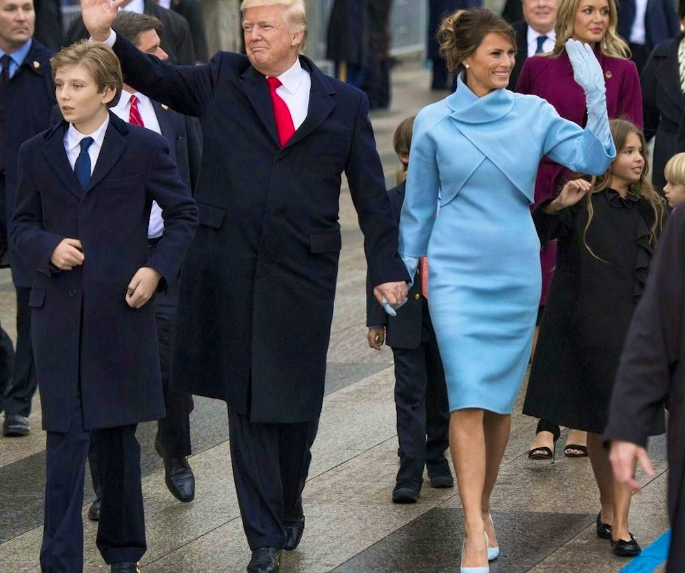 Le celebrità si ispirano all'icona di stile Jackie Kennedy. Jackie Kennedy sembra essere stata il suo modello sartoriale. Infatti, dal giorno dell'insediamento del marito Donald Trump, il 20 gennaio 2017, Melania si è ispirata a lei. Quel giorno ha indossato un cappotto di cashmere azzurro di Ralph Lauren che ricordava gli outfit di Jackie, scegliendo anche dei guanti lunghi abbinati: un innegabile richiamo alla donna che fu First Lady dal gennaio 1961 al novembre 1963.