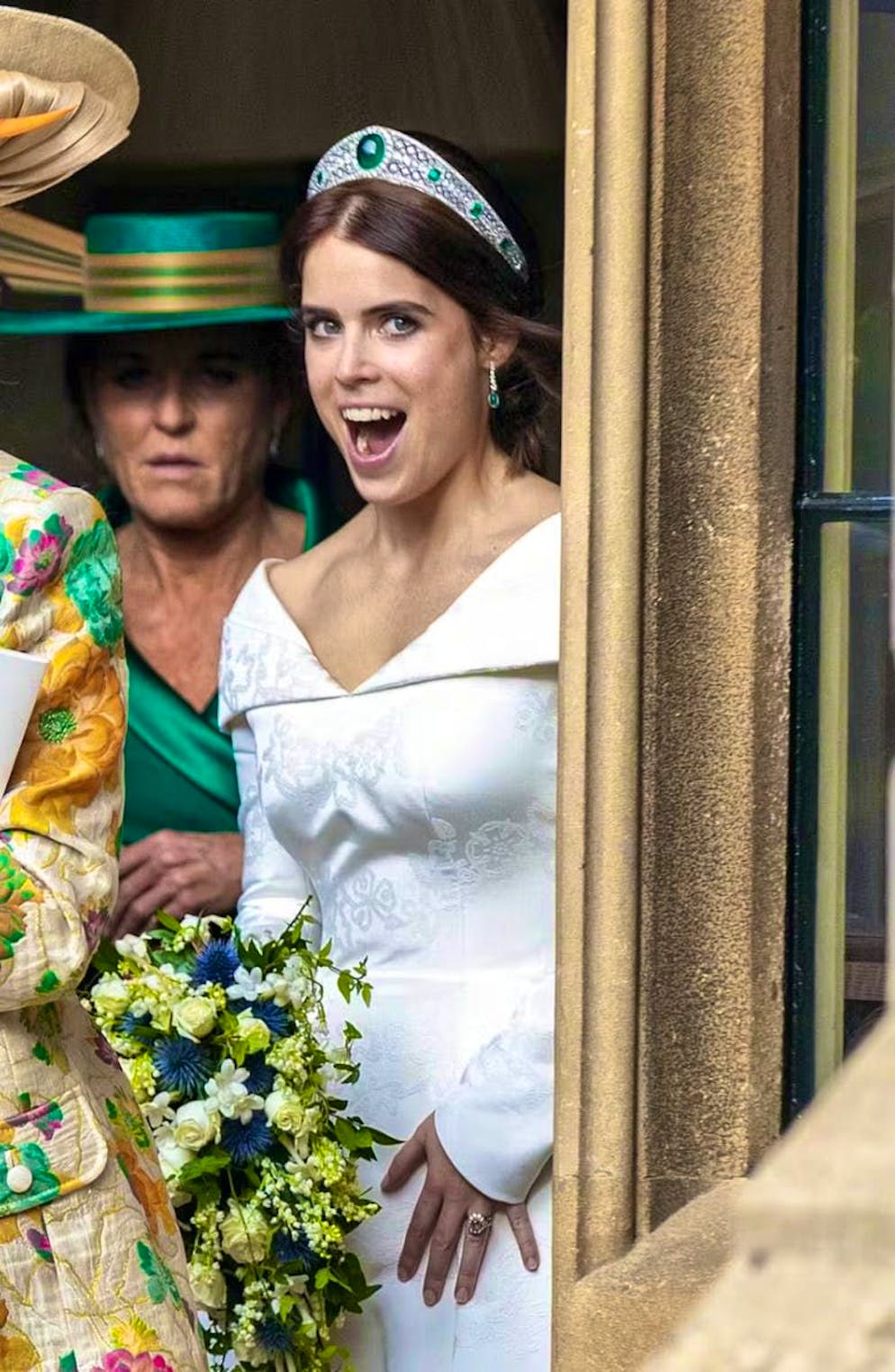 Le celebrità si ispirano all'icona di stile Jackie Kennedy. Il 12 ottobre 2018, la principessa Eugenie di York ha detto sì a Jack Brooksbank con un abito con scollo a V, che rivelava delicatamente la clavicola.