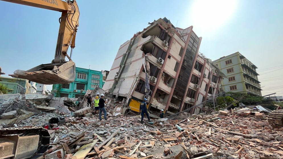 In Myanmar gehen nach dem Erdbeben die Leichensäcke aus - Gallery. Die Lage in Myanmar ist katastrophal.