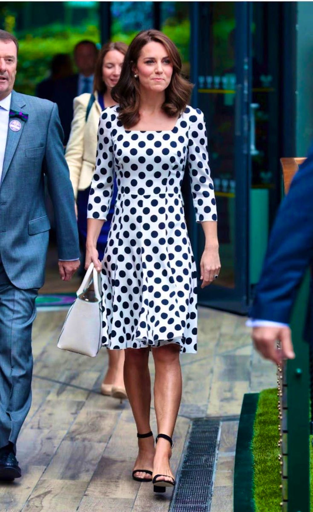 Le celebrità si ispirano all'icona di stile Jackie Kennedy. La principessa Kate in un classico abito a pois a Wimbledon nel 2017. Un abito che potrebbe essere uscito direttamente dal camerino di Jackie Kennedy...