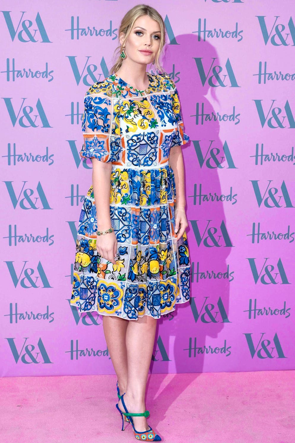 Le celebrità si ispirano all'icona di stile Jackie Kennedy. Lady Kitty Spencer, nipote di Lady D, con un vestitino dal motivo provenzale che ricorda...