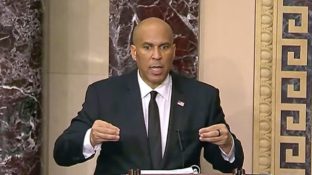 Du jamais vu au Sénat. 14 heures de discours! Debout, Booker brise les codes pour défier Trump