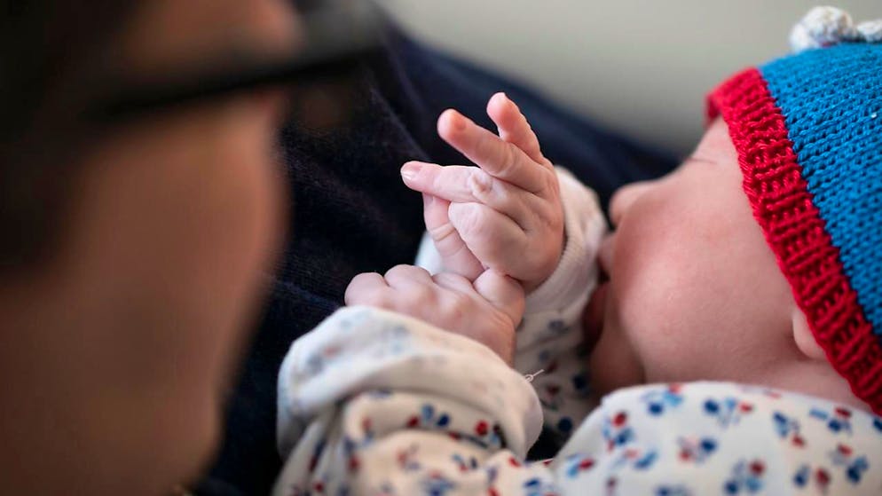 Une nouvelle initiative populaire demande un congé de 36 semaines au total pour les deux parents lors de la naissance d'un enfant (image d'illustration).