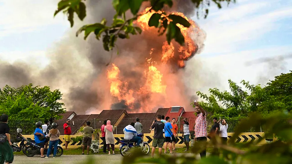 Residents watch a fire break out after a gas pipe burst in Putra Heights in the state of Selangor. Photo: Amir Afiq/AP/dpa