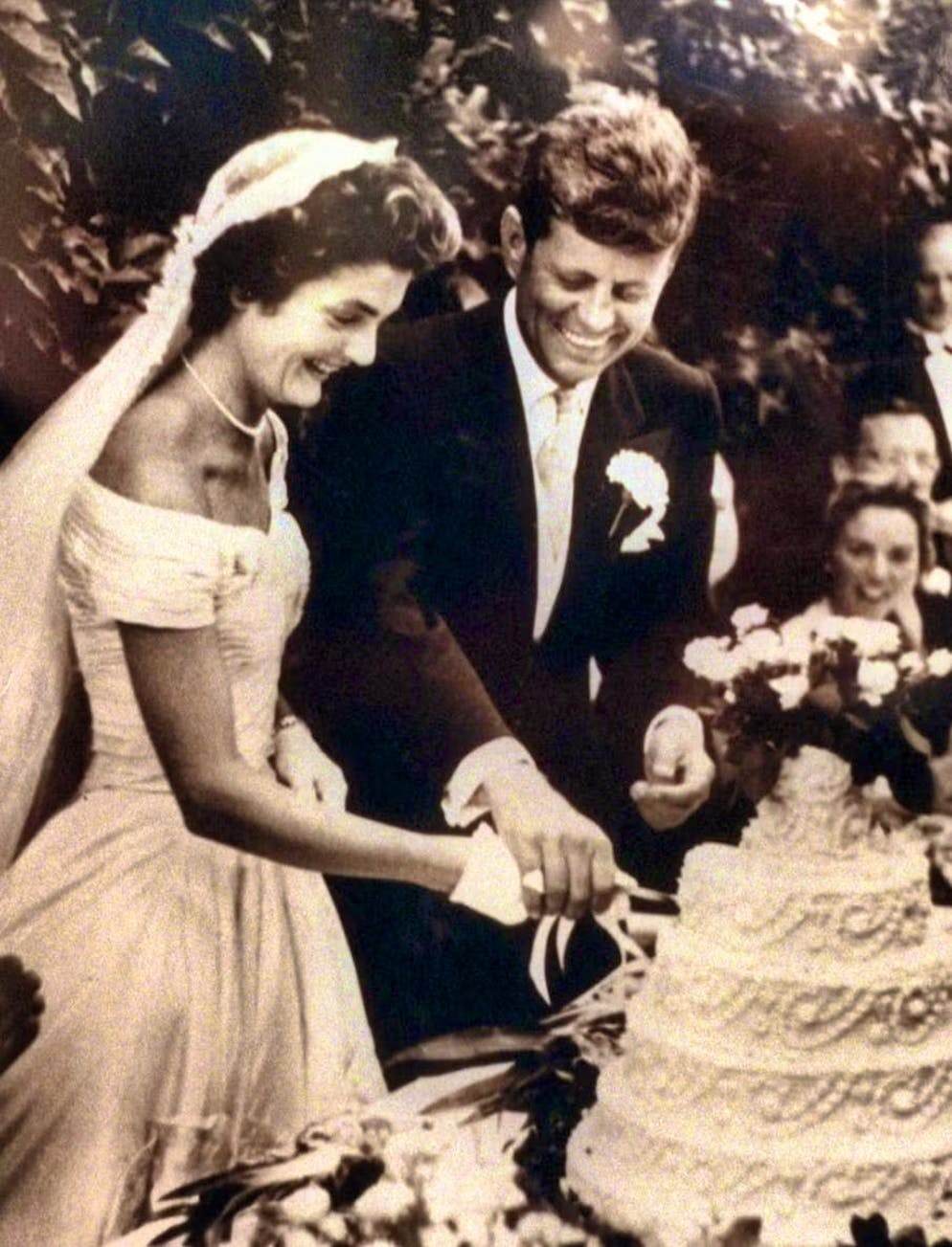 Le celebrità si ispirano all'icona di stile Jackie Kennedy. Anche Jackie O., in occasione del suo matrimonio con John F. Kennedy il 12 settembre 1953, optò per un sensuale abito con scollo a V che rivelava le spalle.