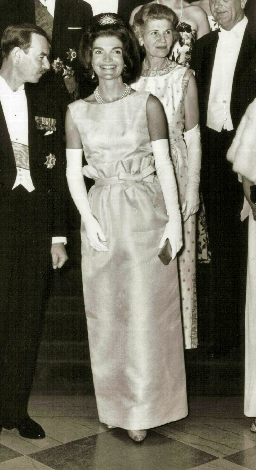Le celebrità si ispirano all'icona di stile Jackie Kennedy. Nell'aprile 1963, la First Lady indossò una gonna con un fiocco in vita per una cerimonia alla Casa Bianca.