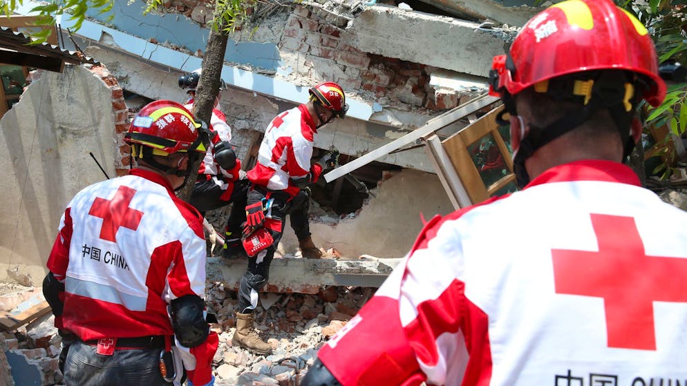 In Myanmar gehen nach dem Erdbeben die Leichensäcke aus - Gallery. Helfer aus verschiedenen Ländern der Welt sind im Einsatz.