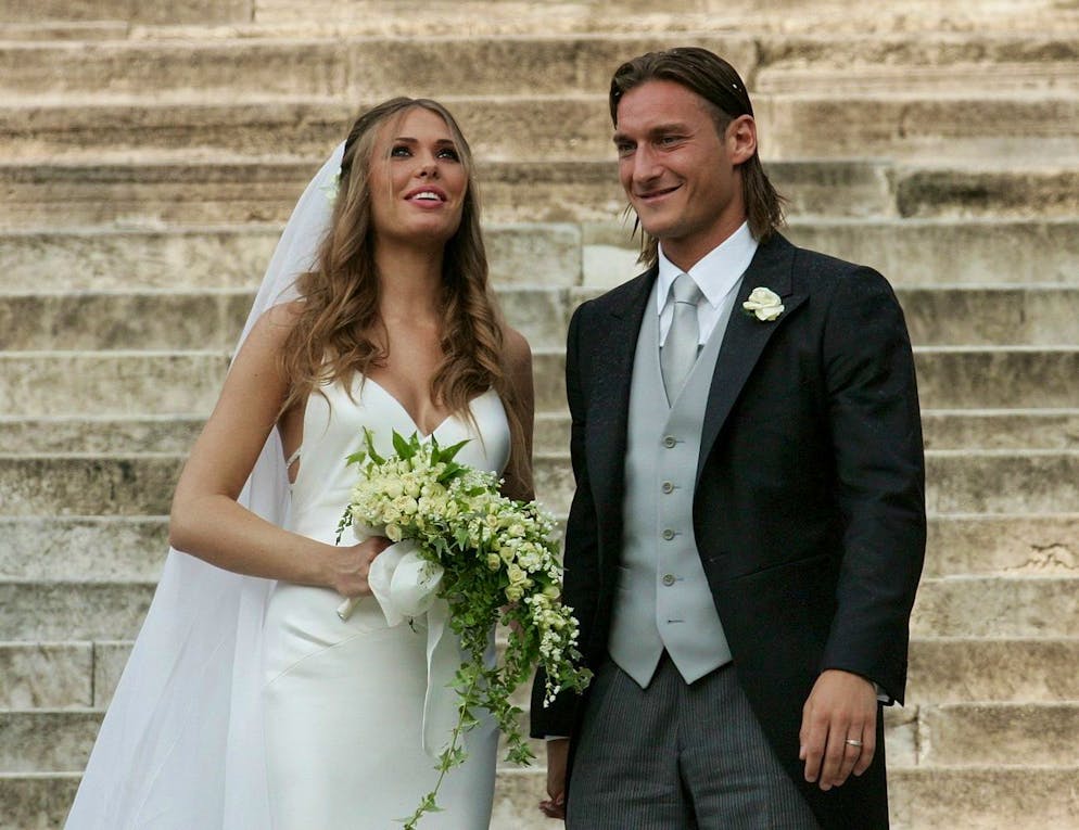 Ilary Blasi e Francesco Totti si sono sposati nel 2005: dopo 17 anni di matrimonio e tre figli, la coppia ha annunciato la separazione nel 2022. Da allora la causa di divorzio va avanti.