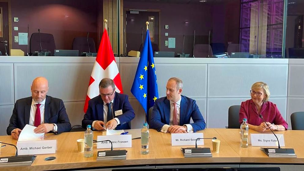 Da sinistra Michael Gerber (della Segreteria di Stato per la formazione, la ricerca e l'innovazione SEFRI), Patric Franzen (per il pacchetto globale CH-UE) e i loro omologhi europei Richard Szostak (pacchetto globale) e Signe Ratso (Direzione generale Ricerca e innovazione della Commissione europea).