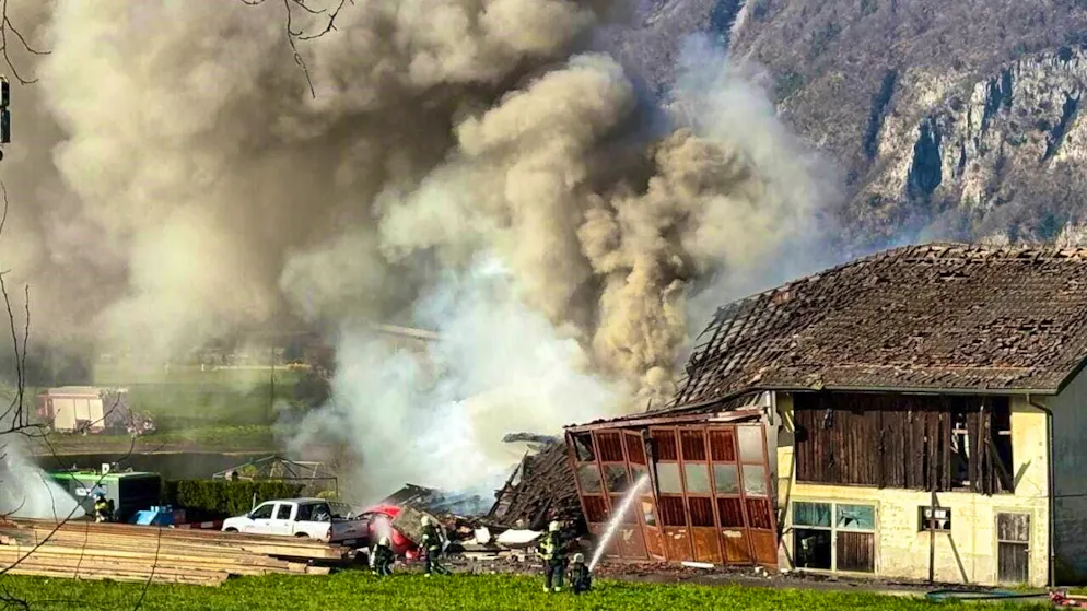 The explosion of a gas pipe punctured during construction work destroyed an uninhabited house in Illarsaz in the Lower Valais.