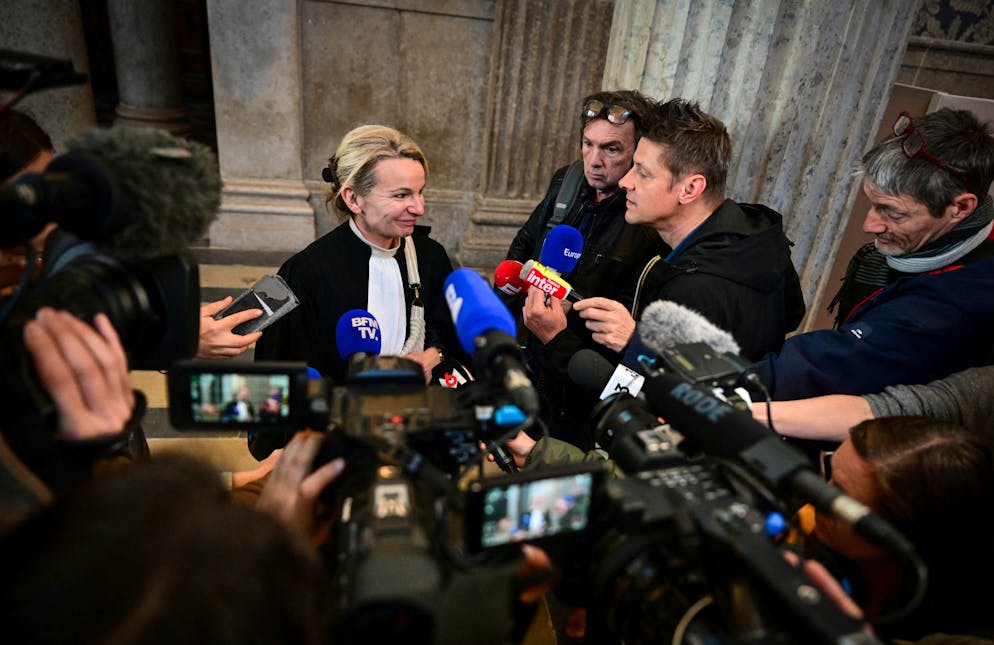 Sidonie Leblanc, avocate de l'association L'Enfant Bleu, s'adresse à la presse à la cour d'assises, en marge du procès de Myriam Jaouen, une ancienne employée d'une micro-crèche lyonnaise du groupe « People and Baby » accusée d'avoir tué un nourrisson en lui faisant avaler un produit chimique caustique de débouchage de canalisations, au palais de justice de Lyon, dans le centre-est de la France, le 1er avril 2025. Myriam Jaouen, 30 ans, est jugée pour le meurtre d'une mineure, suite au décès de Lisa, 11 mois, à la crèche en juin 2022. Après des dénégations initiales, Myriam Jaouen a admis en garde à vue avoir empoisonné la petite fille parce qu'elle en avait « marre de ses pleurs ». (Photo par OLIVIER CHASSIGNOLE / AFP)