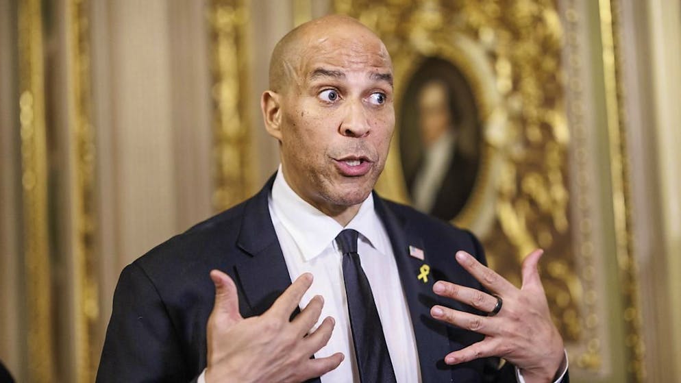 Il senatore democratico Cory Booker nel suo intervento di durata record