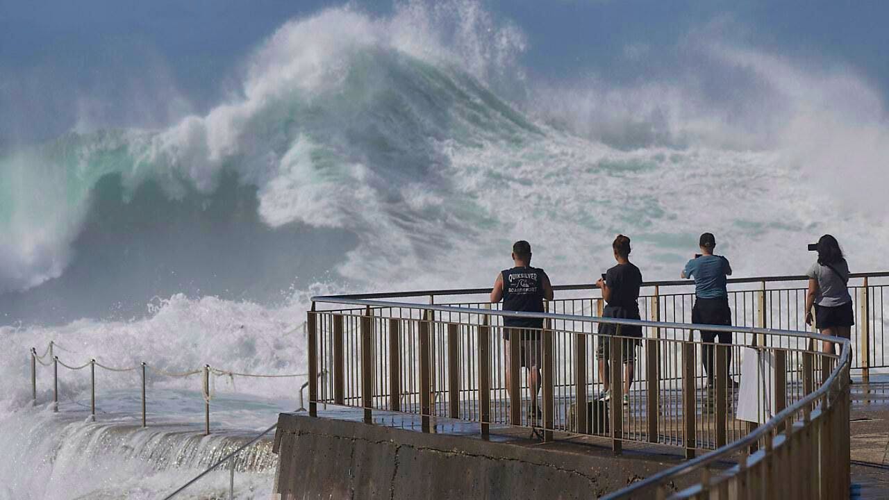 Australien. Monsterwellen in Sydney an berühmten Surfstränden