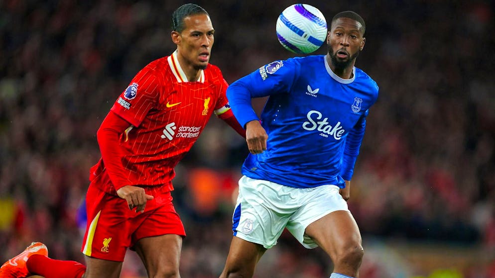 Beto (r.) of Everton FC cannot capitalize on a mistake by Virgil van Dijk to take the lead.