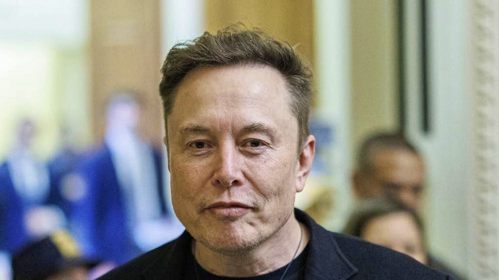«Un gioco di controllo». Musk avrebbe versato 2,5 milioni di dollari a Ashley St. Clair per il figlio che forse non è suo