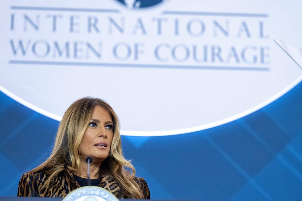 Oltre ai dazi, la beffa del cappotto di Melania Trump?. Il 1° aprile, Melania Trump ha partecipato all'International Women of Courage Award, a Washington DC, un evento che premia donne di oltre novanta Paesi per il loro coraggio e impegno umanitario.
