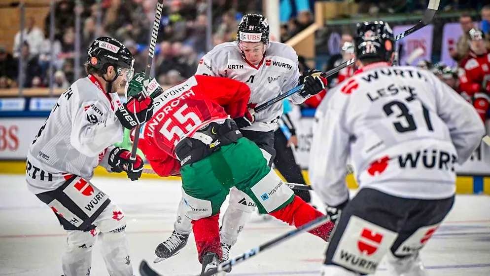 2023 at the Spengler Cup, the next two seasons in Kloten: Max Lindroth (number 55) with his former club Frölunda.