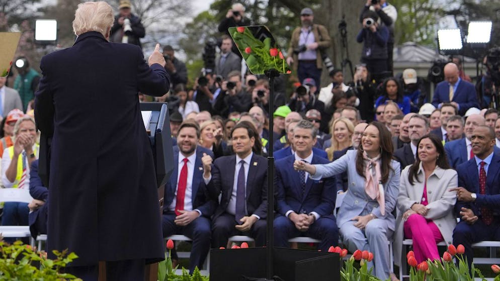 Von links nach rechts: US-Vizepräsident J.D. Vance, Aussenminister Marco Rubio, Pentagon-Chef Pete Hegseth, Landwirtschaftsministerin Brooke Rollins, Arbeitsministerin Lori Chavez-DeRemer und Scott Turner, Minister für Wohnungsbau und Stadtentwicklung, hören US-Präsident Donald Trump zu, wie er am Mittwoch im Rosengarten sein Zollpaket ankündigt. 
