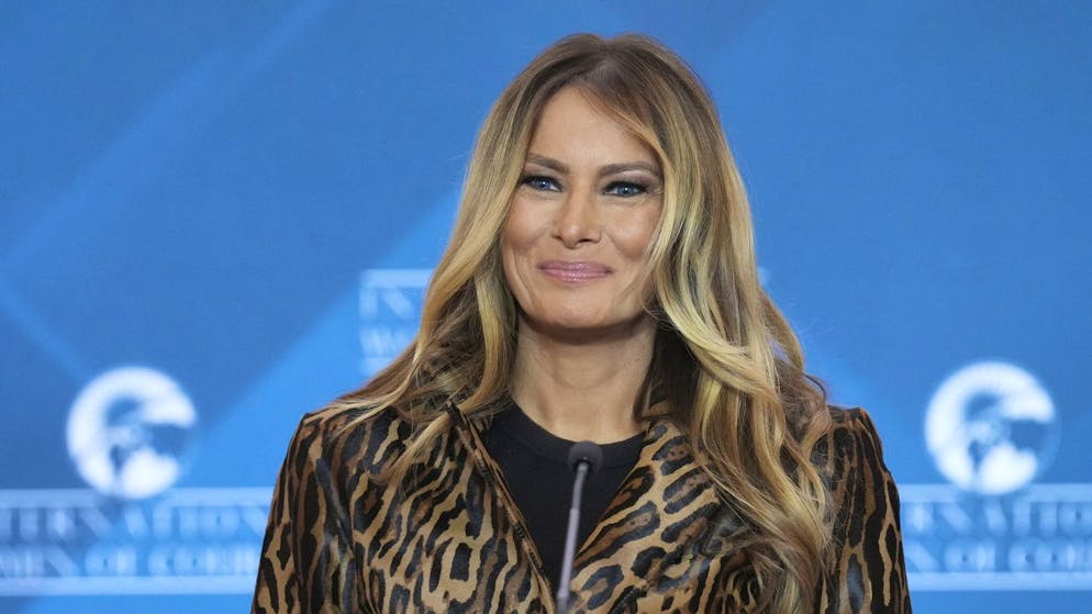 O un messaggio subliminale?. Oltre ai dazi, la beffa del cappotto di Melania Trump? Ecco quanto costa