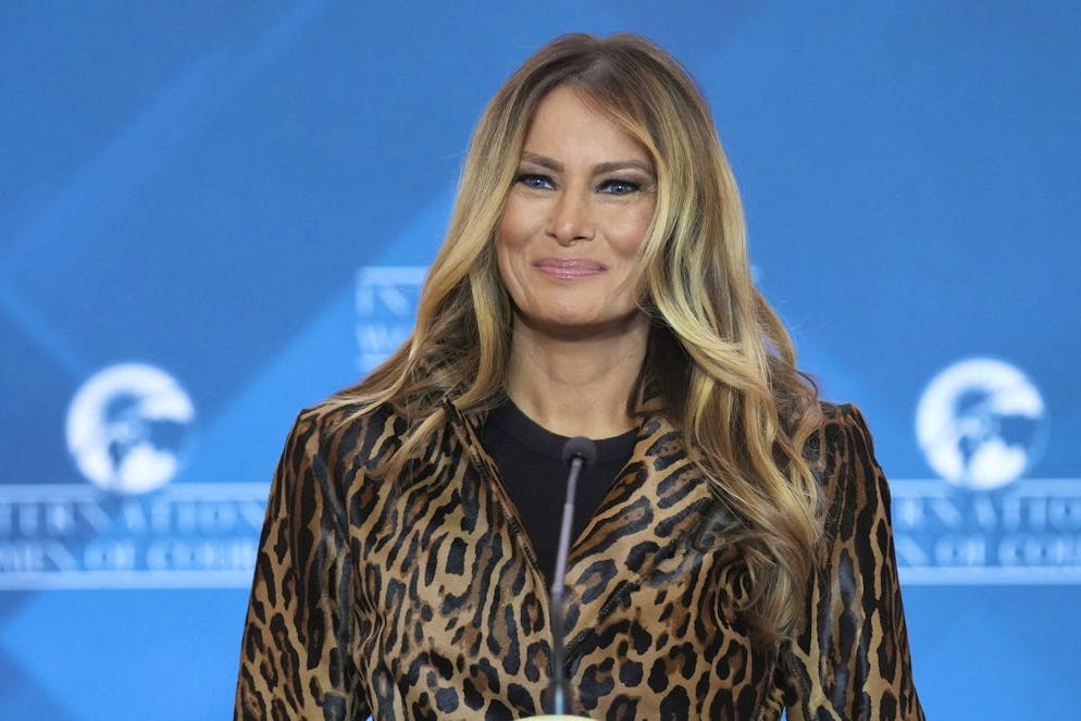 Oltre ai dazi, la beffa del cappotto di Melania Trump?. Per l'occasione la moglie di Donald Trump ha indossato un cappotto in cavallino a stampa leopardata, creato da Milly Park, del valore di 11'000 dollari. 