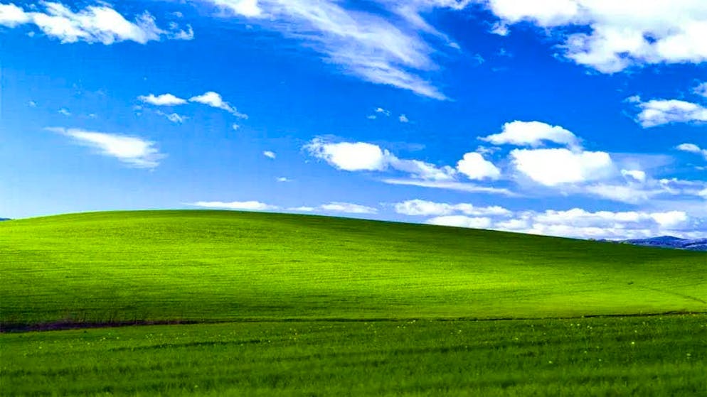 Idilliaco paesaggio di Windows con un cielo nuvoloso